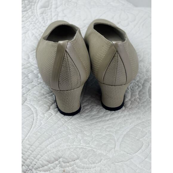 Stuart Weitzman Women's Size 9AA White Impala Bone Chex Calf Dress Pump - Picture 7 of 9